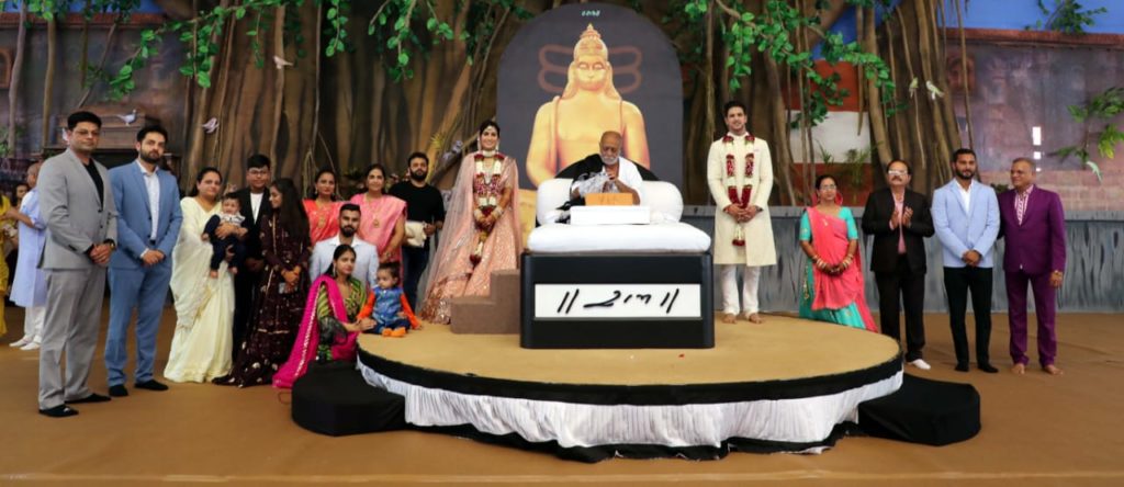 व्यासपीठ पर हुई अनूठी शादी, बापू को साक्षी मानकर लिए फेरें