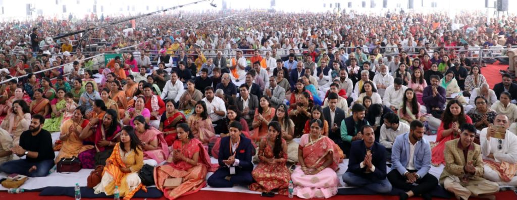 व्यासपीठ पर हुई अनूठी शादी, बापू को साक्षी मानकर लिए फेरें