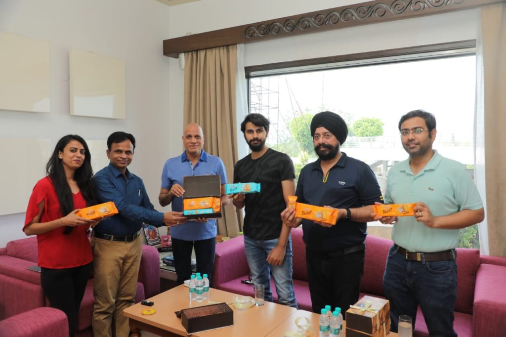 मिराज आचरण परिसर में ग्रुप के चैयरमेन मदन पालीवाल, वाईस चेयरमैन मंत्रराज पालीवाल नए टोस्ट पैक को लांच करते हुए।