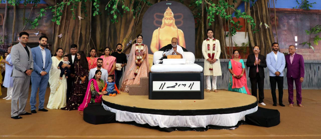 व्यासपीठ पर हुई अनूठी शादी, बापू को साक्षी मानकर लिए फेरें