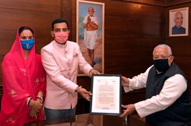 Lakshyaraj Singh Mewar & Nivritti Kumari Mewar felicitated by Shri Kalraj Mishr, Governor of Rajasthan